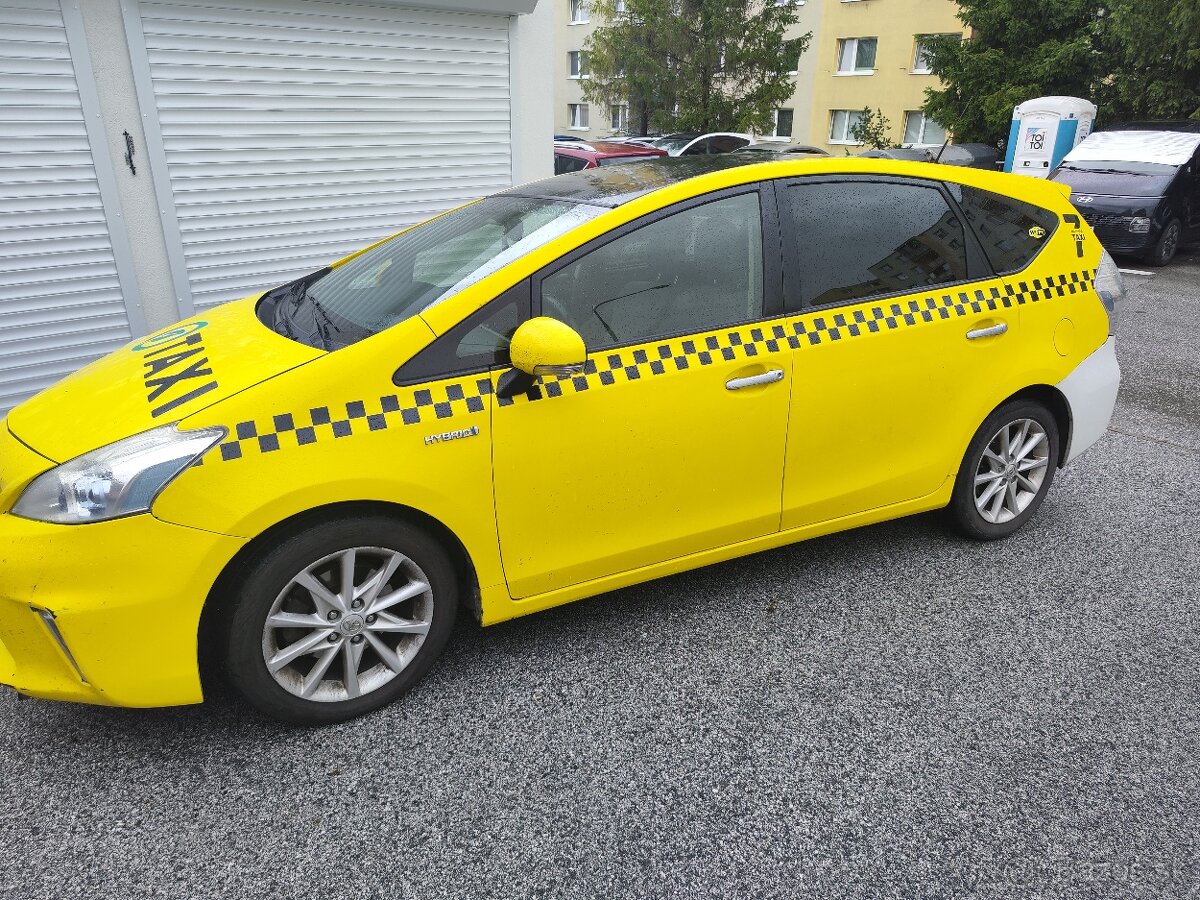 Predám Toyota Prius plus LED svetlá