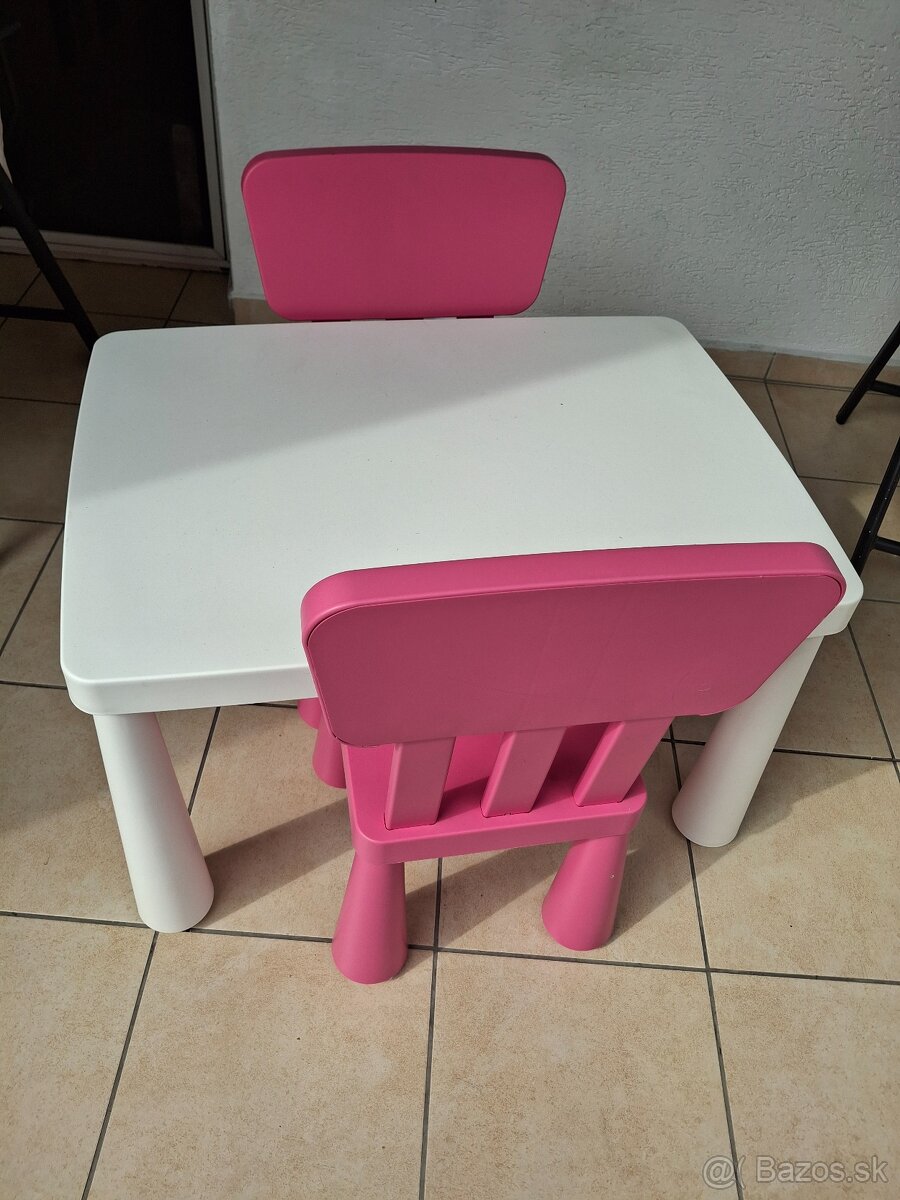 Detský stolík a dve stolicky,plast.