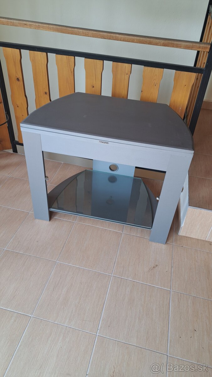 Stolik pod televizor