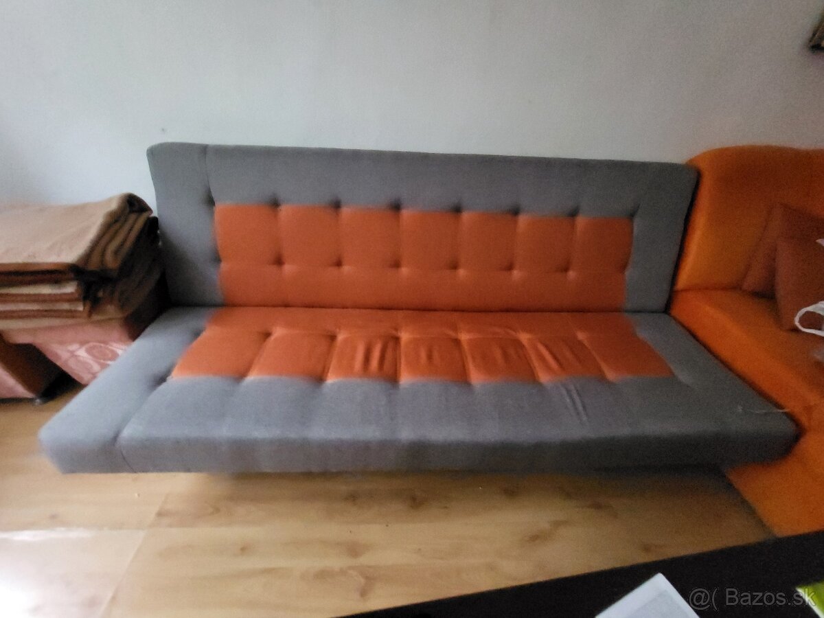 rozkladací gauč s úložným priestorom