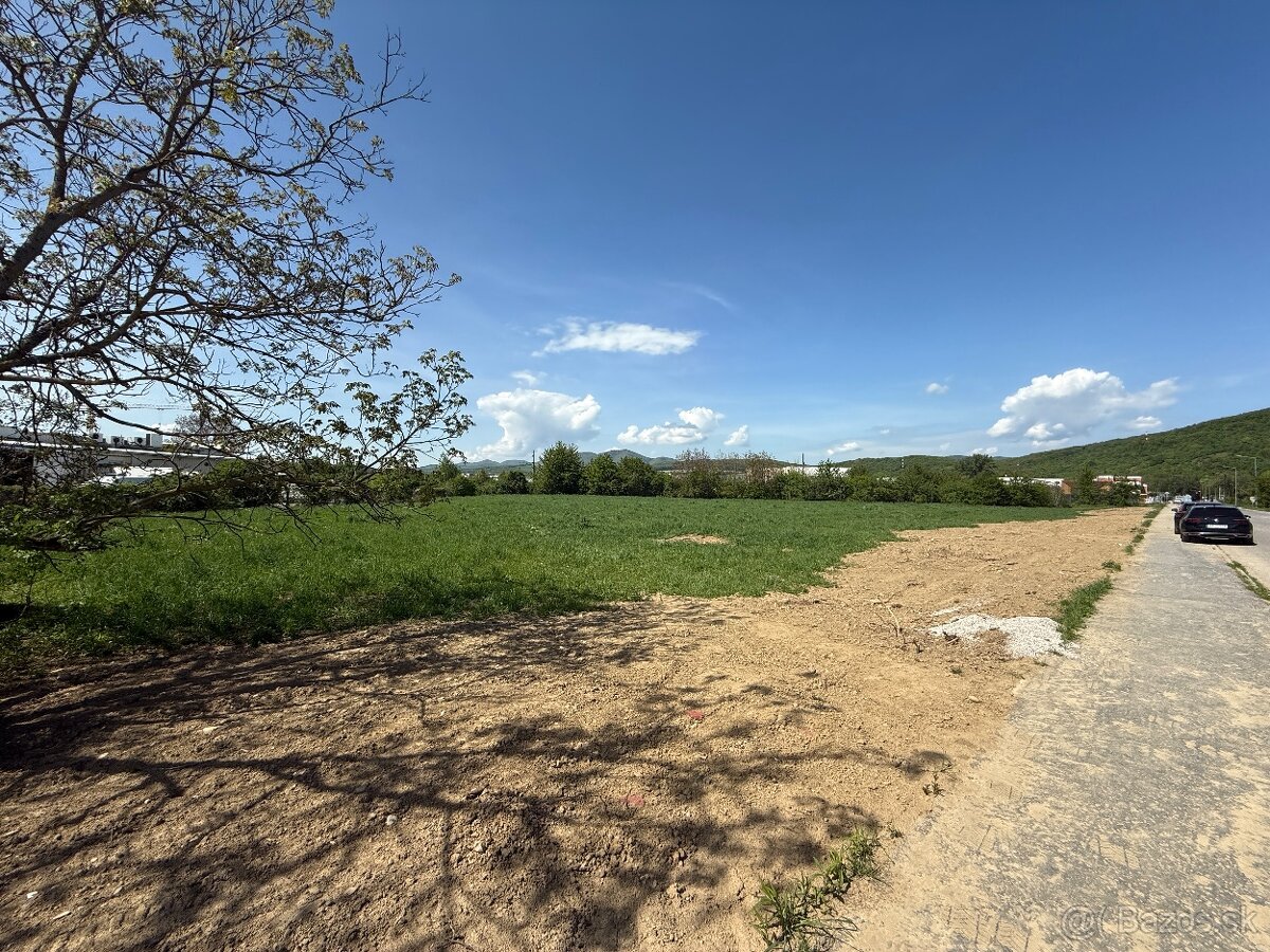 Na predaj veľký stavebný pozemok Zlatovce - Trenčín, 5357 m2