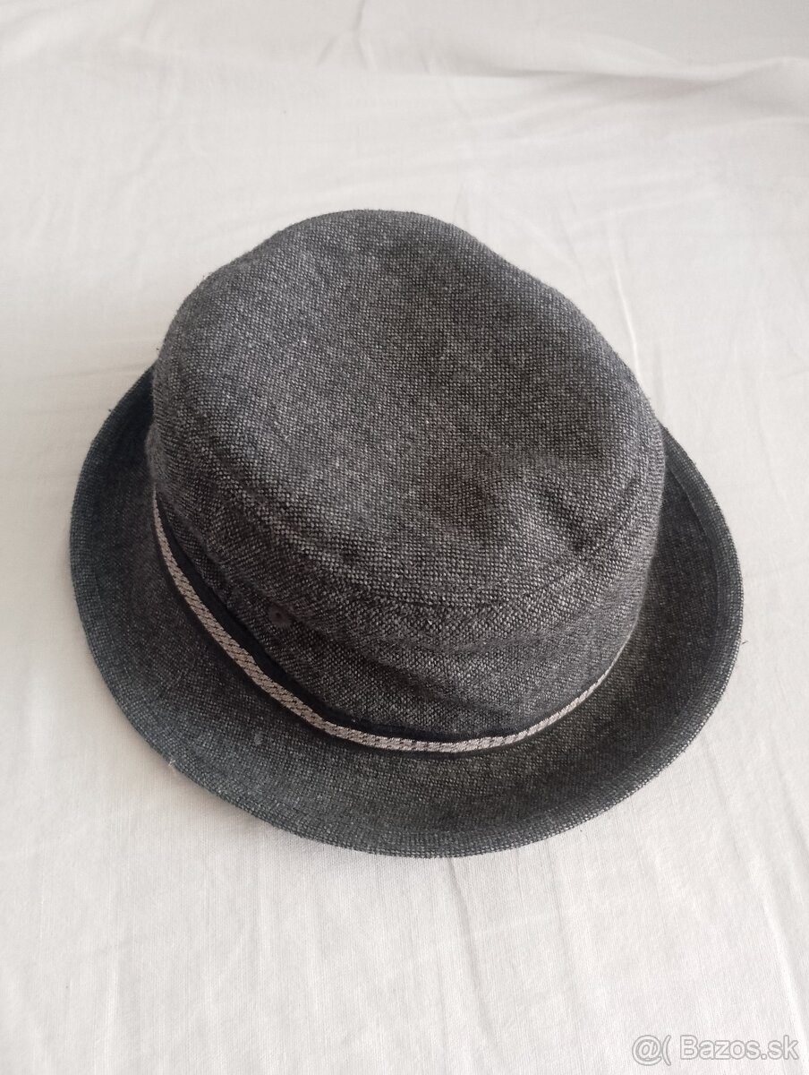 Predám detský klobúk.