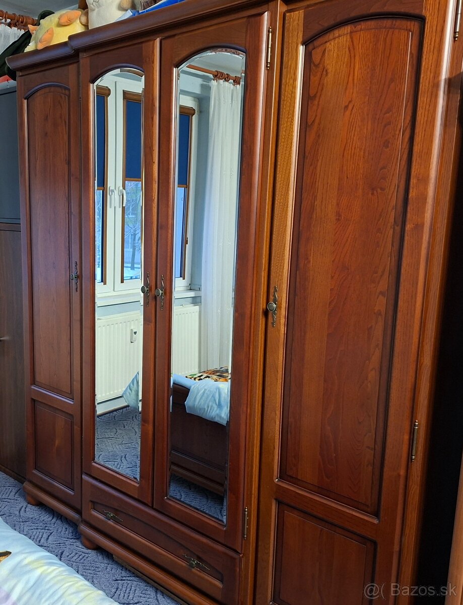 Veľká šatníková skriňa