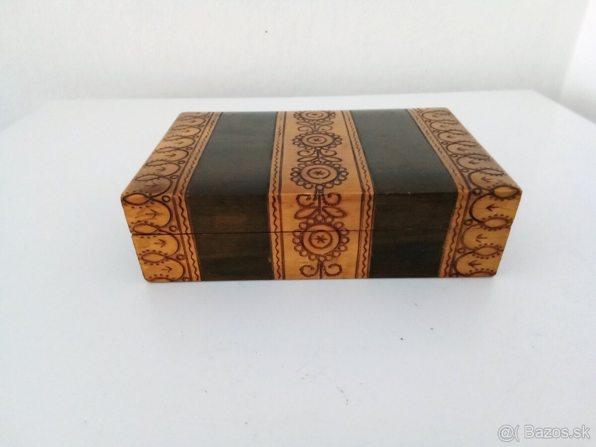 Dřevěná šperkovnice