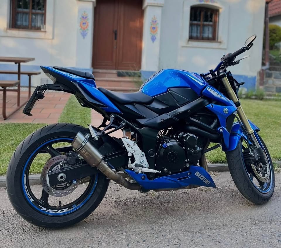 Suzuki GSR 750