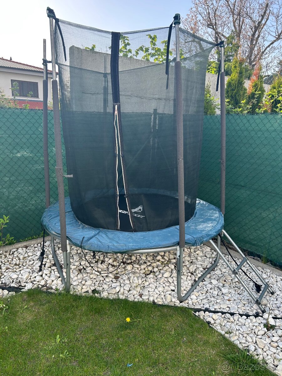 Trampolina na zahradu