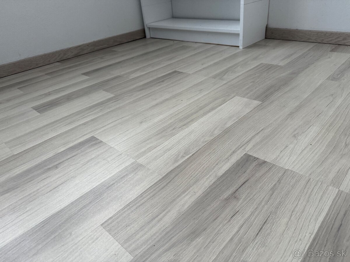 predam laminatovu podlahu