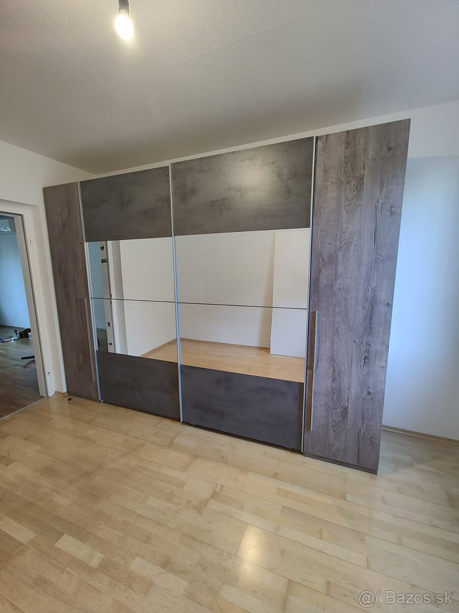 Šatníková skriňa