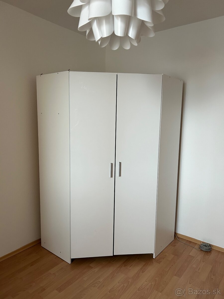 Biela rohová šatníková skriňa