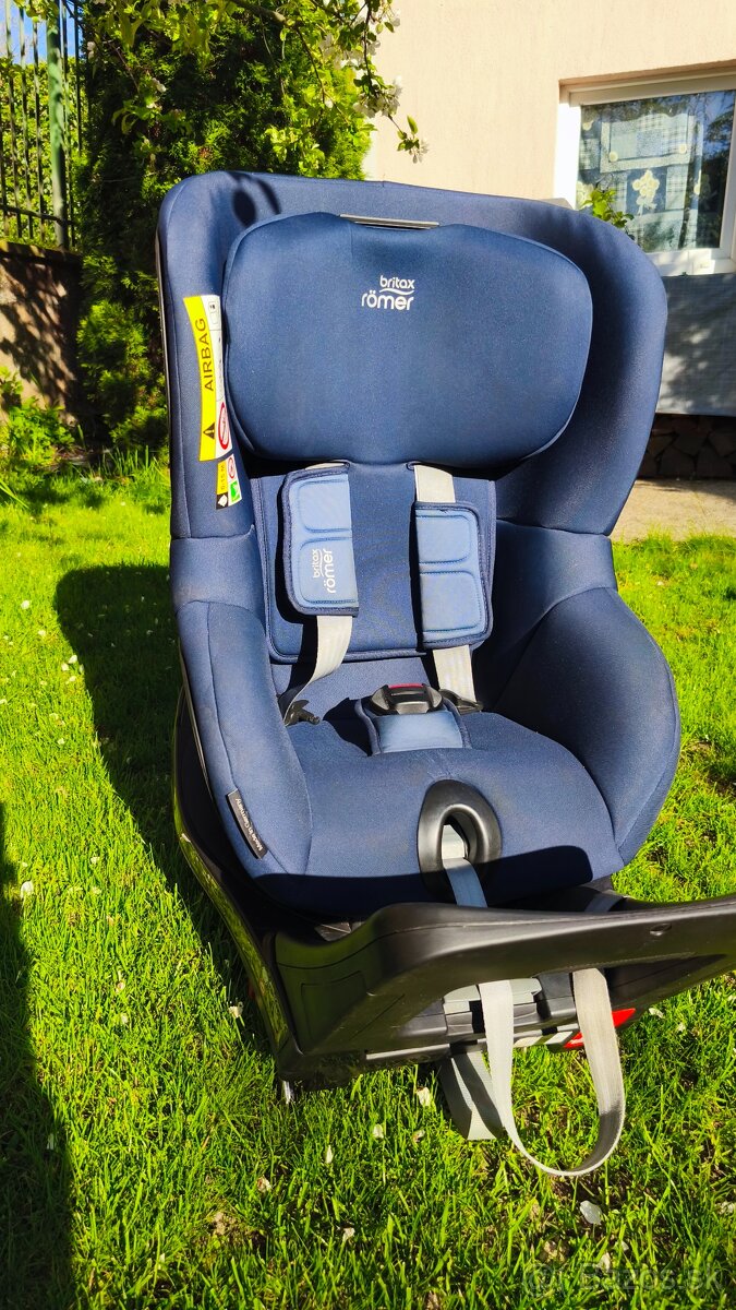 Otočná autosedačka Britax römer dualfix m isuze