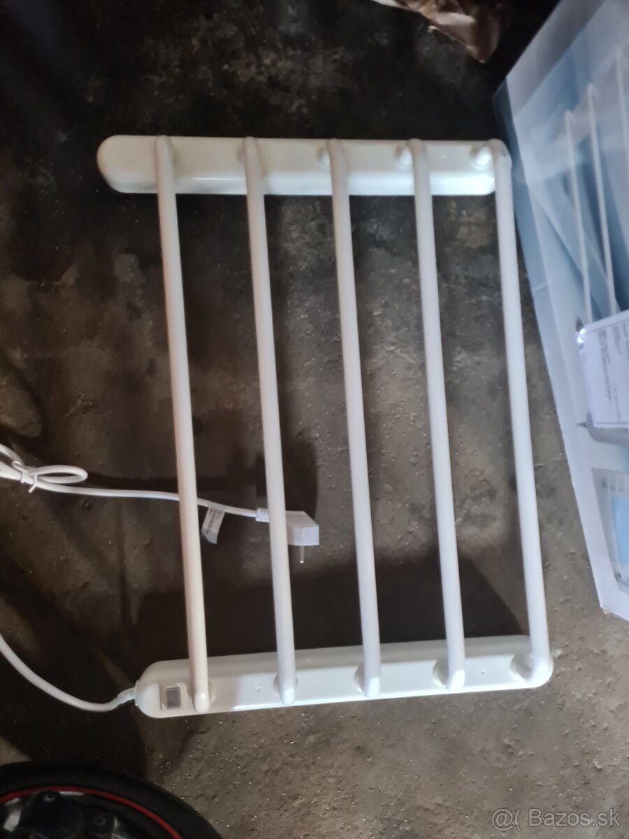 Elektrický nástenný ohrievač vyhrievaný sušiak