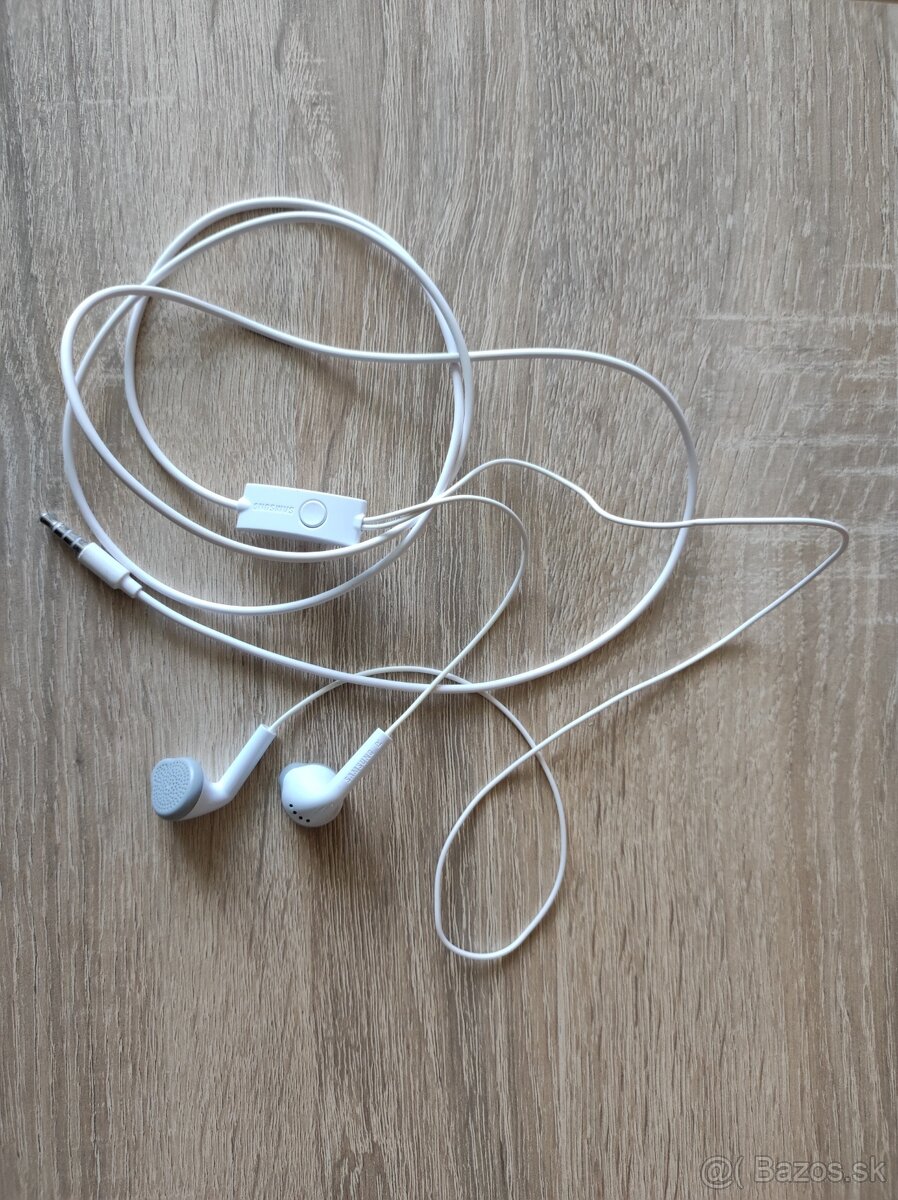 Slúchadla Samsung, Sony kryt, USB nabíjačka, AUX kábel
