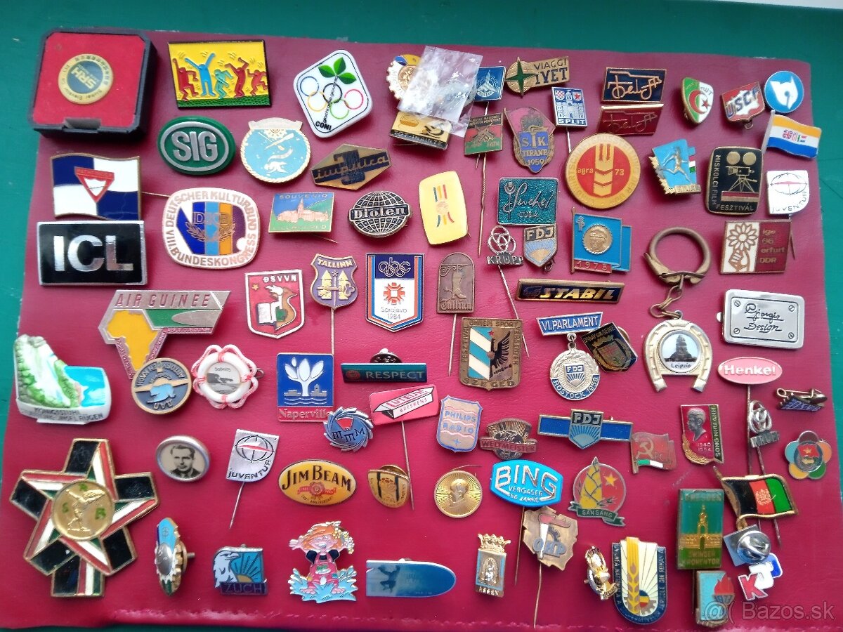 Rôzne odznaky v celku.