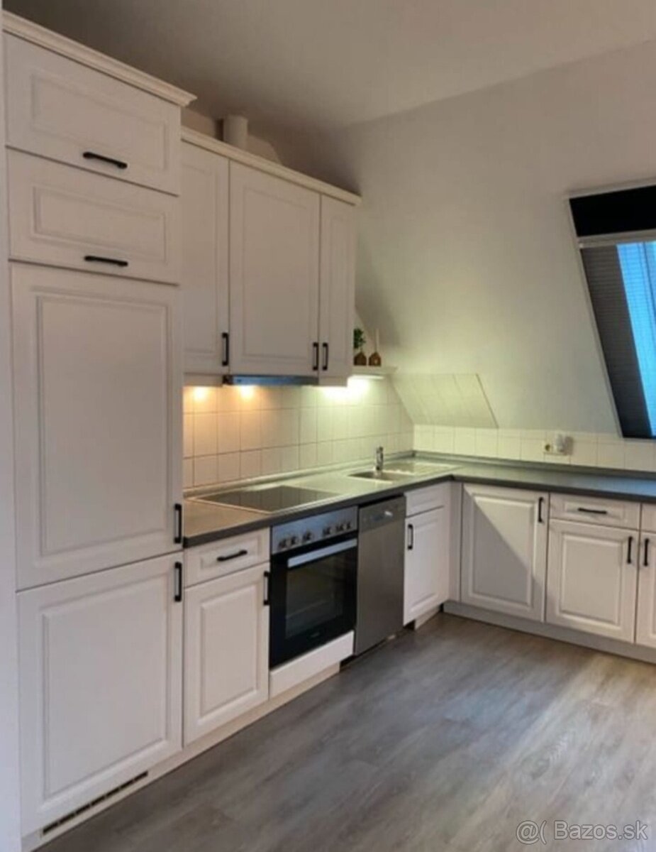 Moderní venkovská bílá kuchyně se spotřebiči,5738