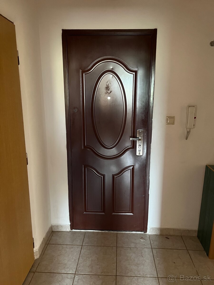 • Bezpečnostné vchodové dvere