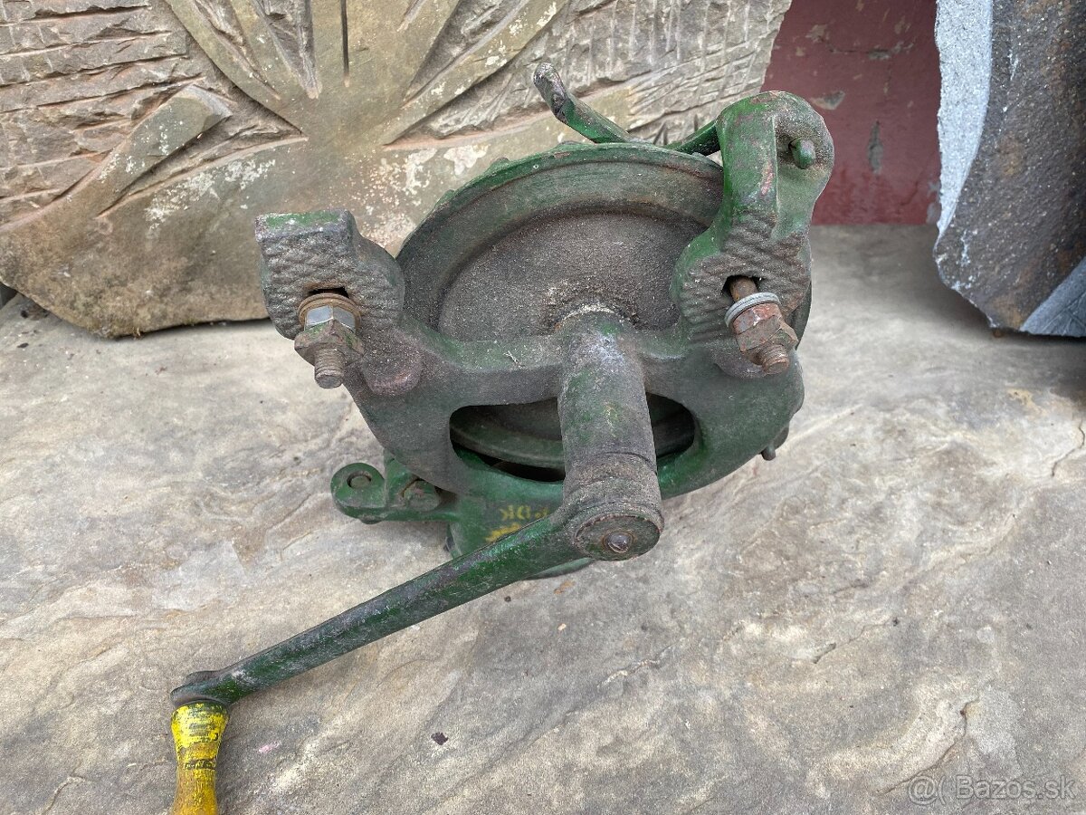 Ručný mlynček odzrňovač kukurice.