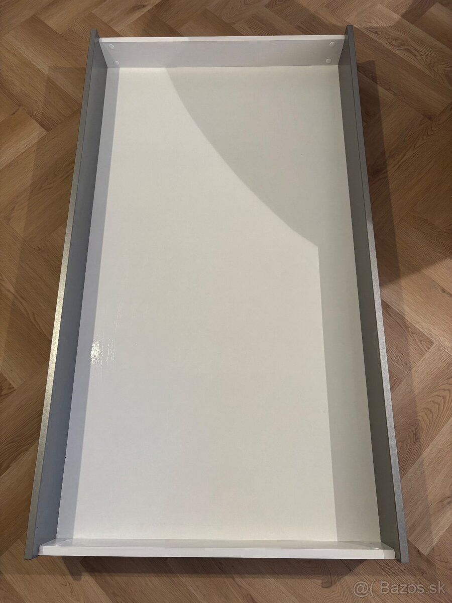 Zásuvka pod postel