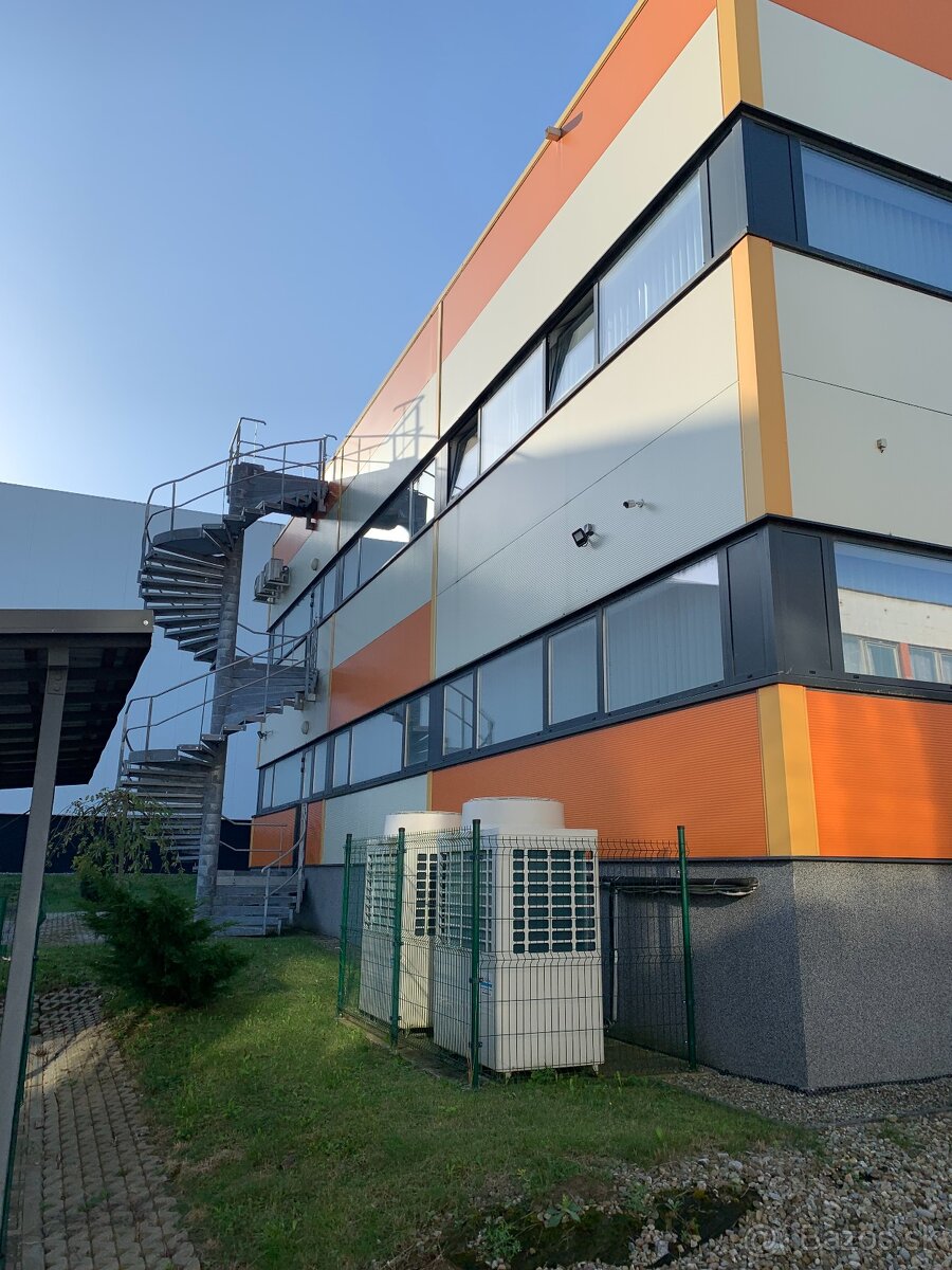 Administratívna budova v priemyselnej zóne mesta Dubnica n/V