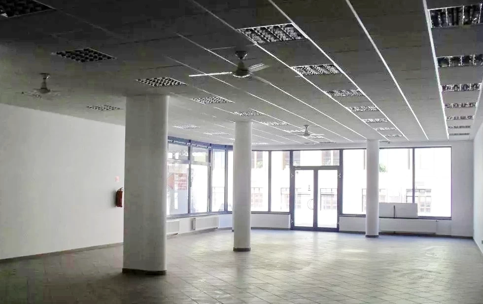 Na prenájom obchodný priestor 218 m2, pešia zóna, Nitra