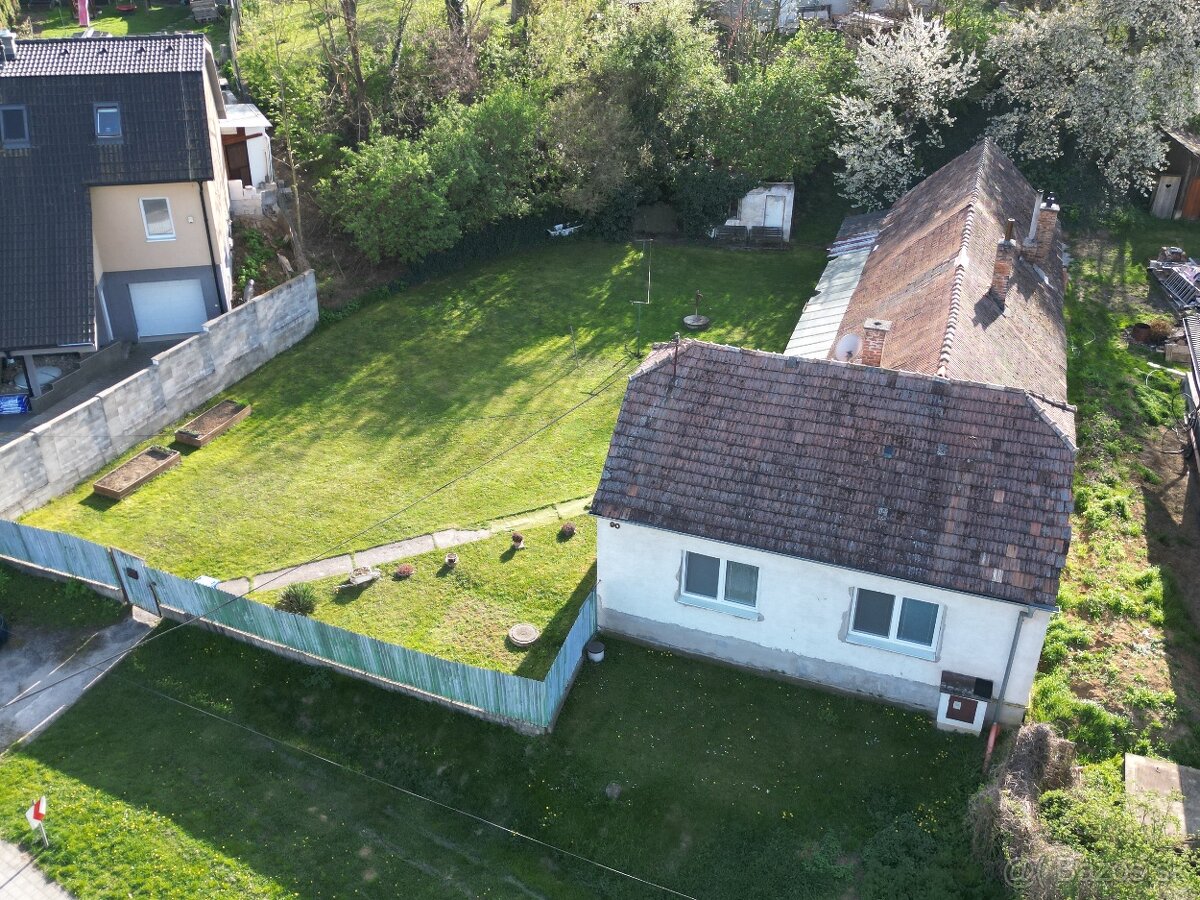 AZ. Starší rodinný dom s priestranným pozemkom