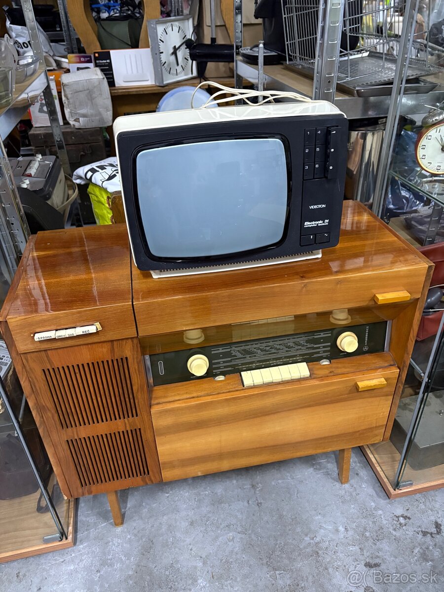 Gramoradio v drevenej skrinke