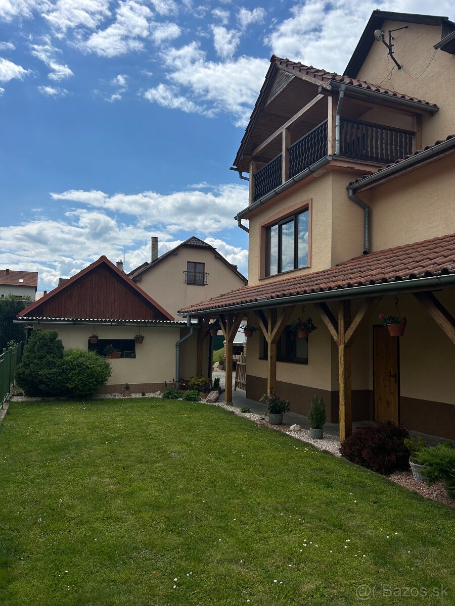 POKOJNÉ BÝVANIE V RODINNOM DOME V ŽIARI NAD HRONOM