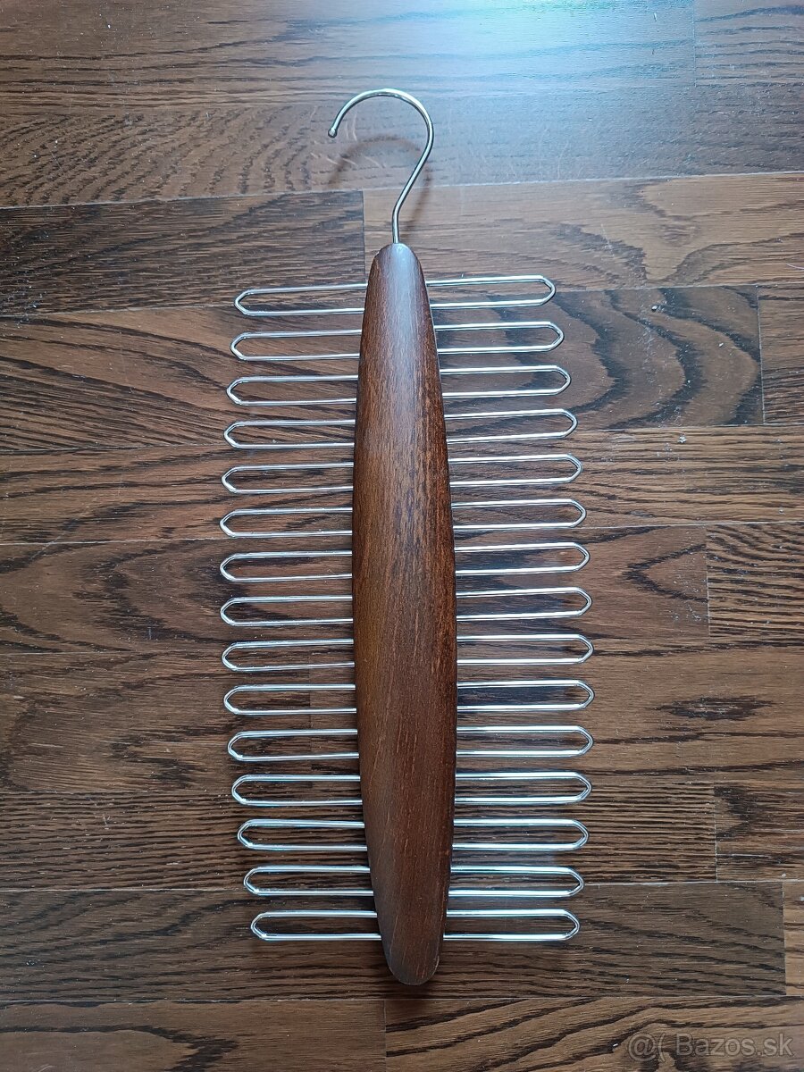 Luxusný vešiak na kravaty