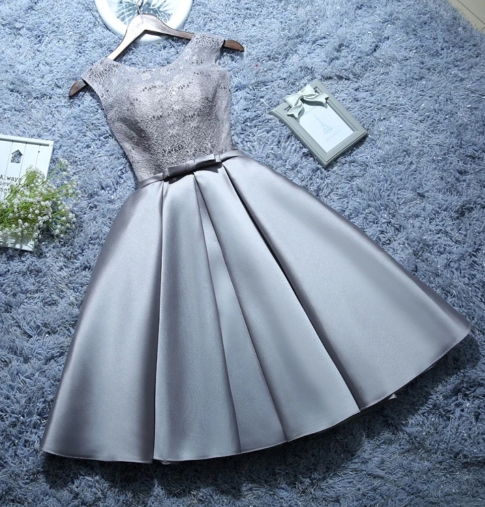 Krátke spoločenské šaty so saténovou sukňou