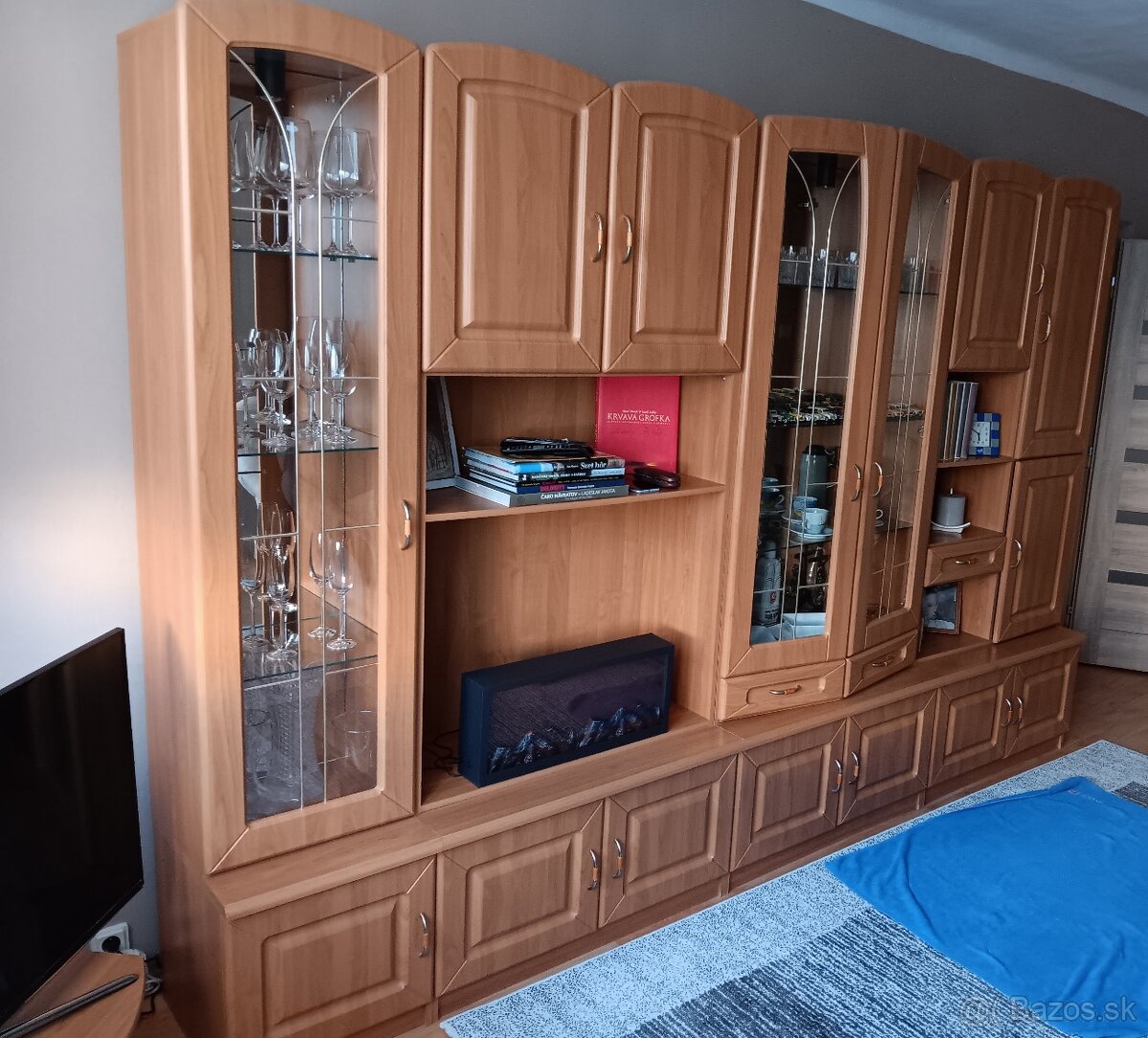 Zachovalá obývacia stena, TV stolík, stolík pod akvárium