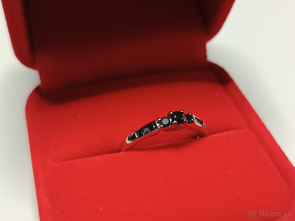 Prsteň z bieleho zlata s čiernymi diamantmi.