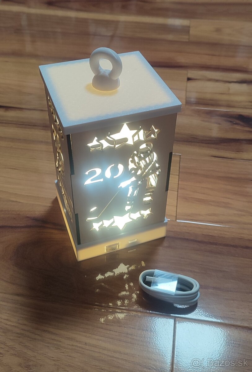 Dekoratívna nabijateľná LED lampa s motívom hokejistu