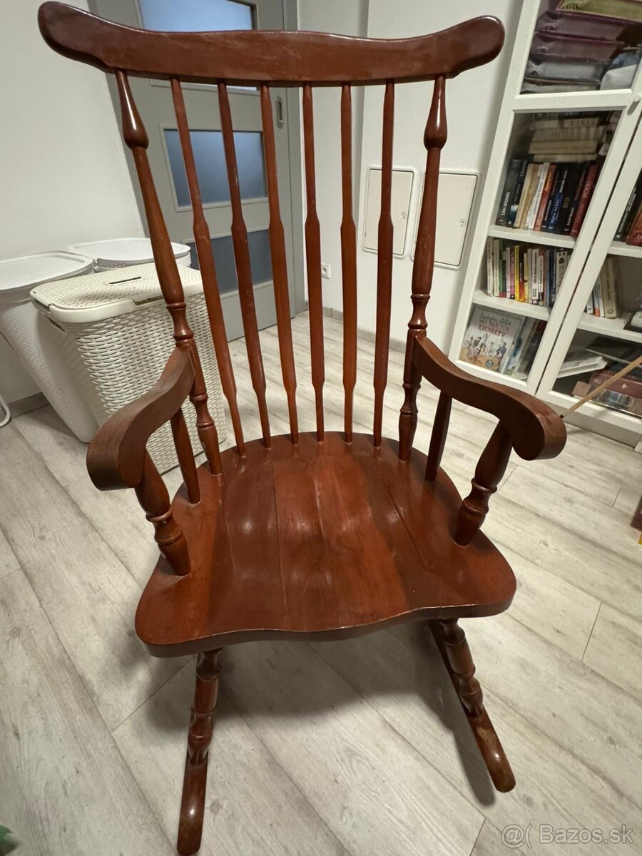 Hojdacie kreslo z masívu