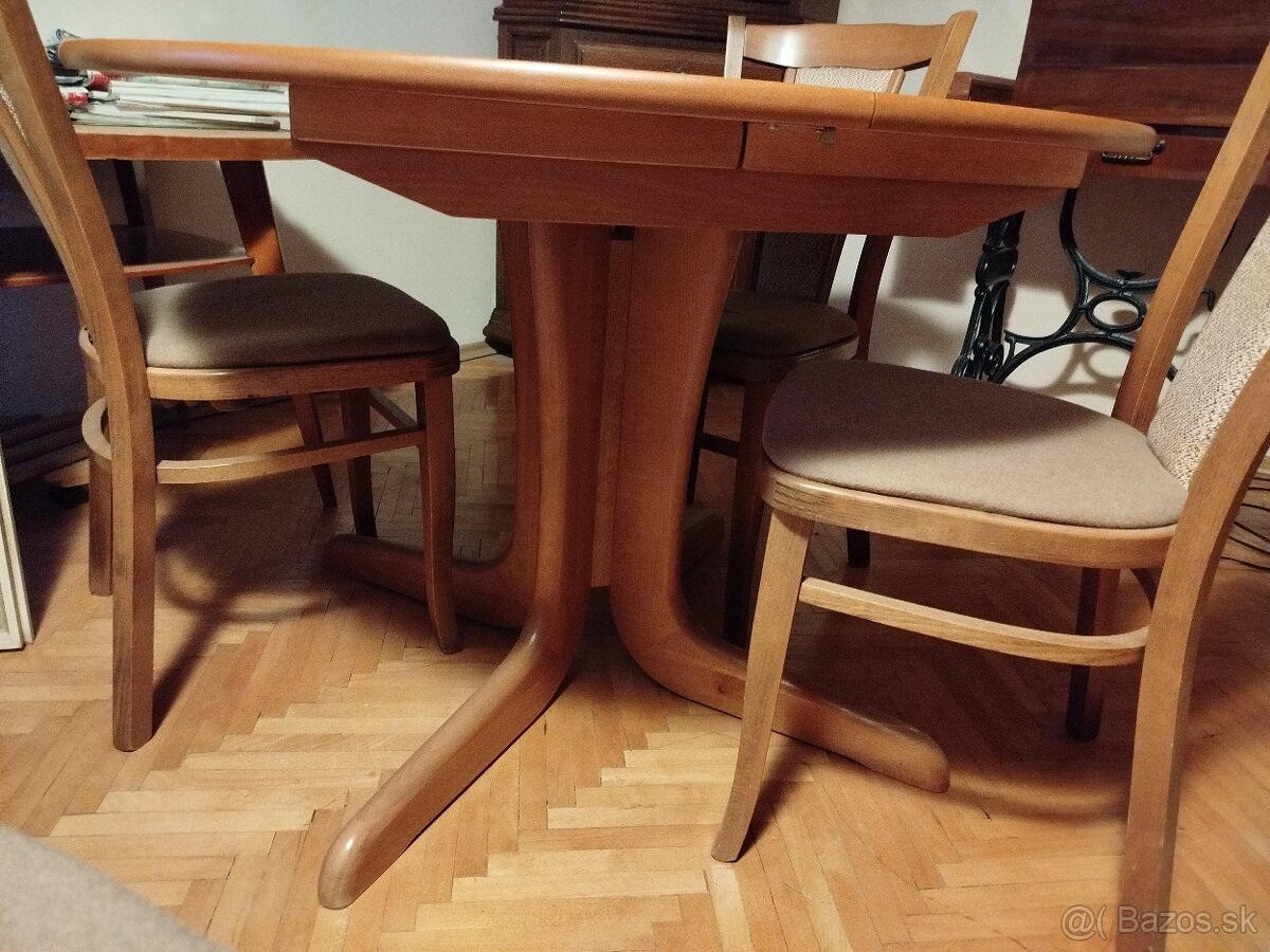 Drevený kruhový rozkladací stôl