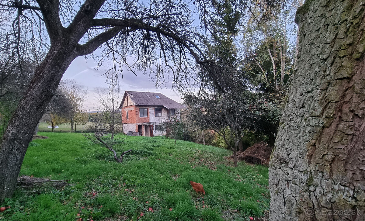 ROZOSTAVANÝ DOMČEK a POZEMOK 612m2 MYJAVSKÉ KOPANICE