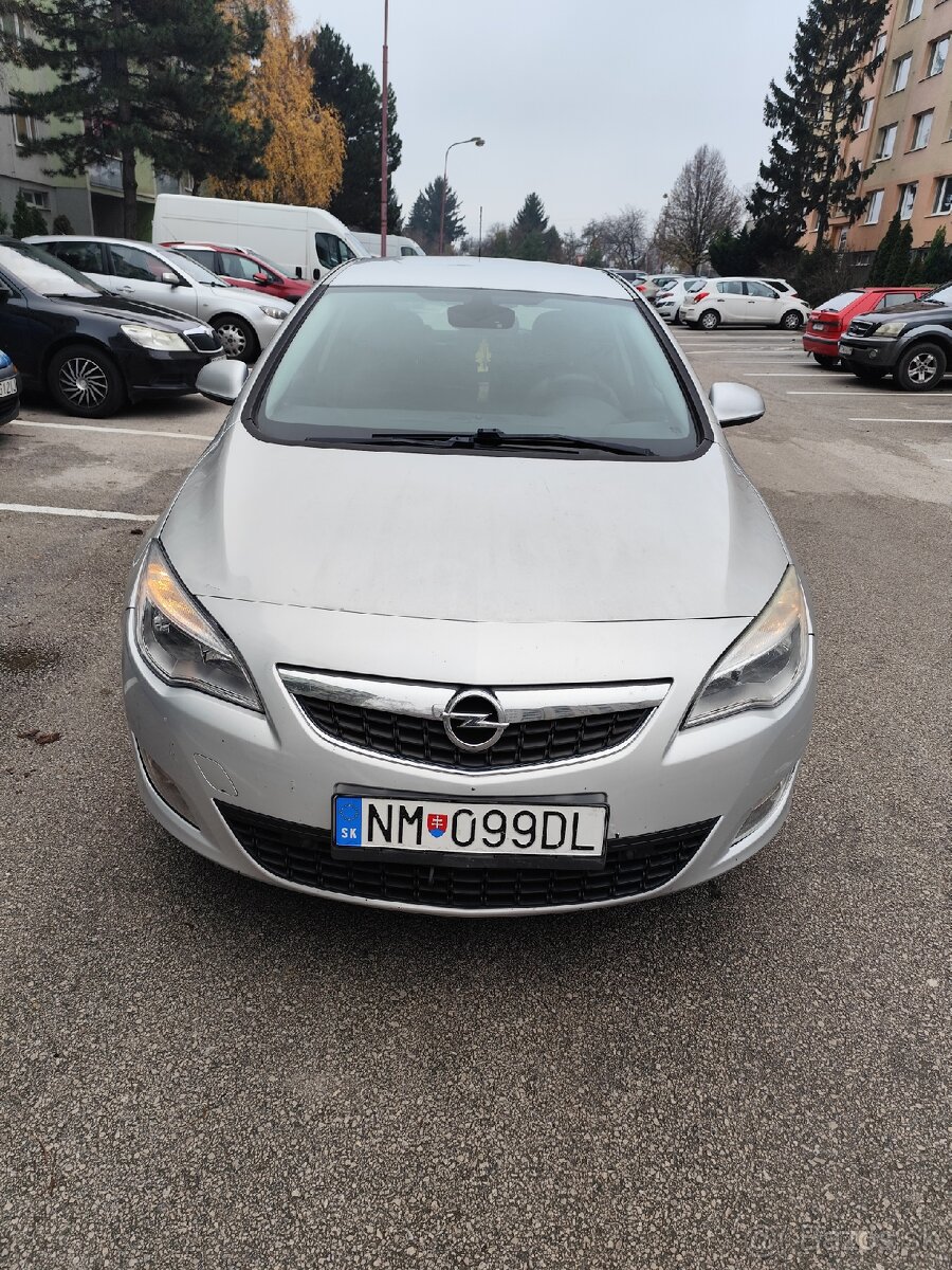 Opel Astra J 2011