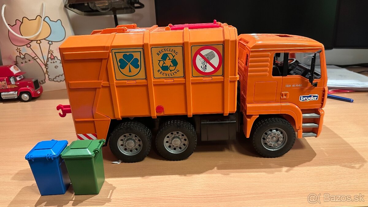 Bruder smetiarske auto