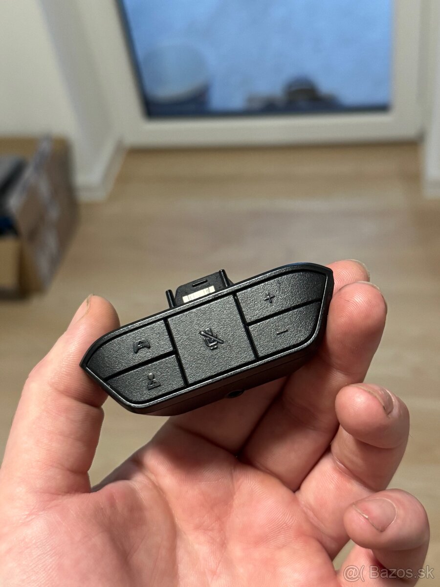 Adapter na sluchadla pre Xbox One vyrobca Microsoft