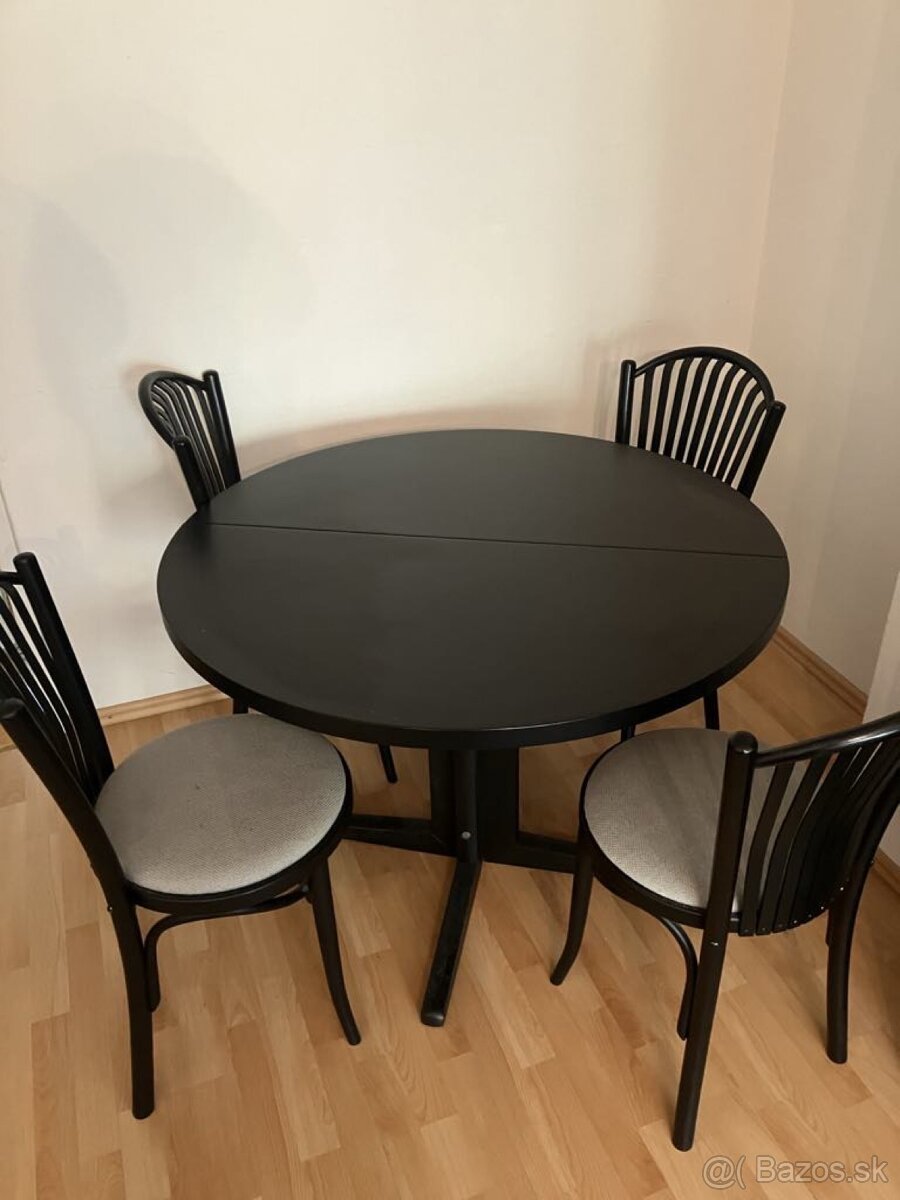 Predám jedálenský stôl so stoličkami