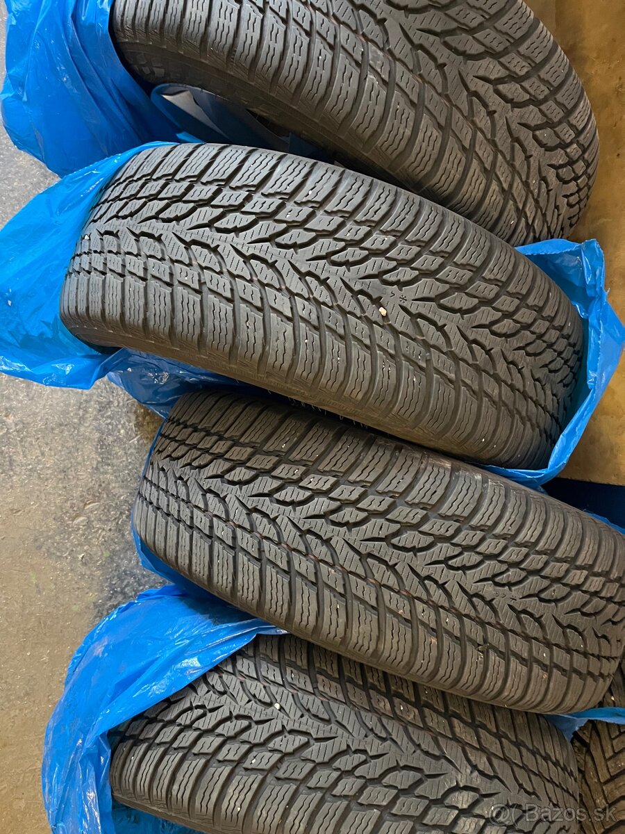 Zimné pneu Nokian 215/55 r17, DOT 3321