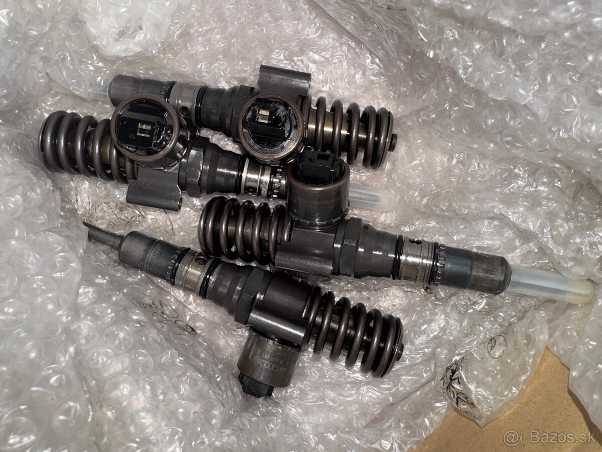 Audi a4 b7 2.0 Disel Vstreky Injektory BOSCH 8414720404