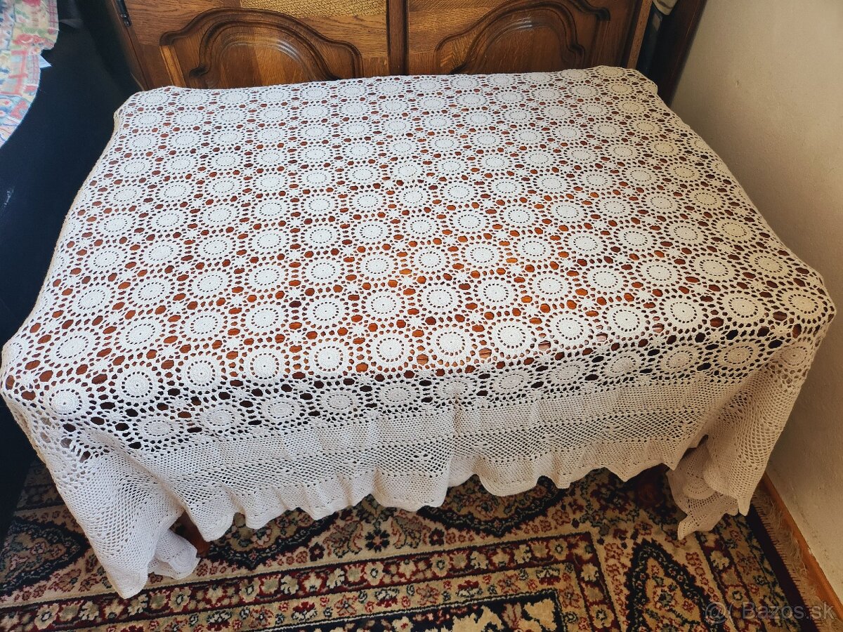 Krásny béžový obrus zdobený kolieskami 120x170