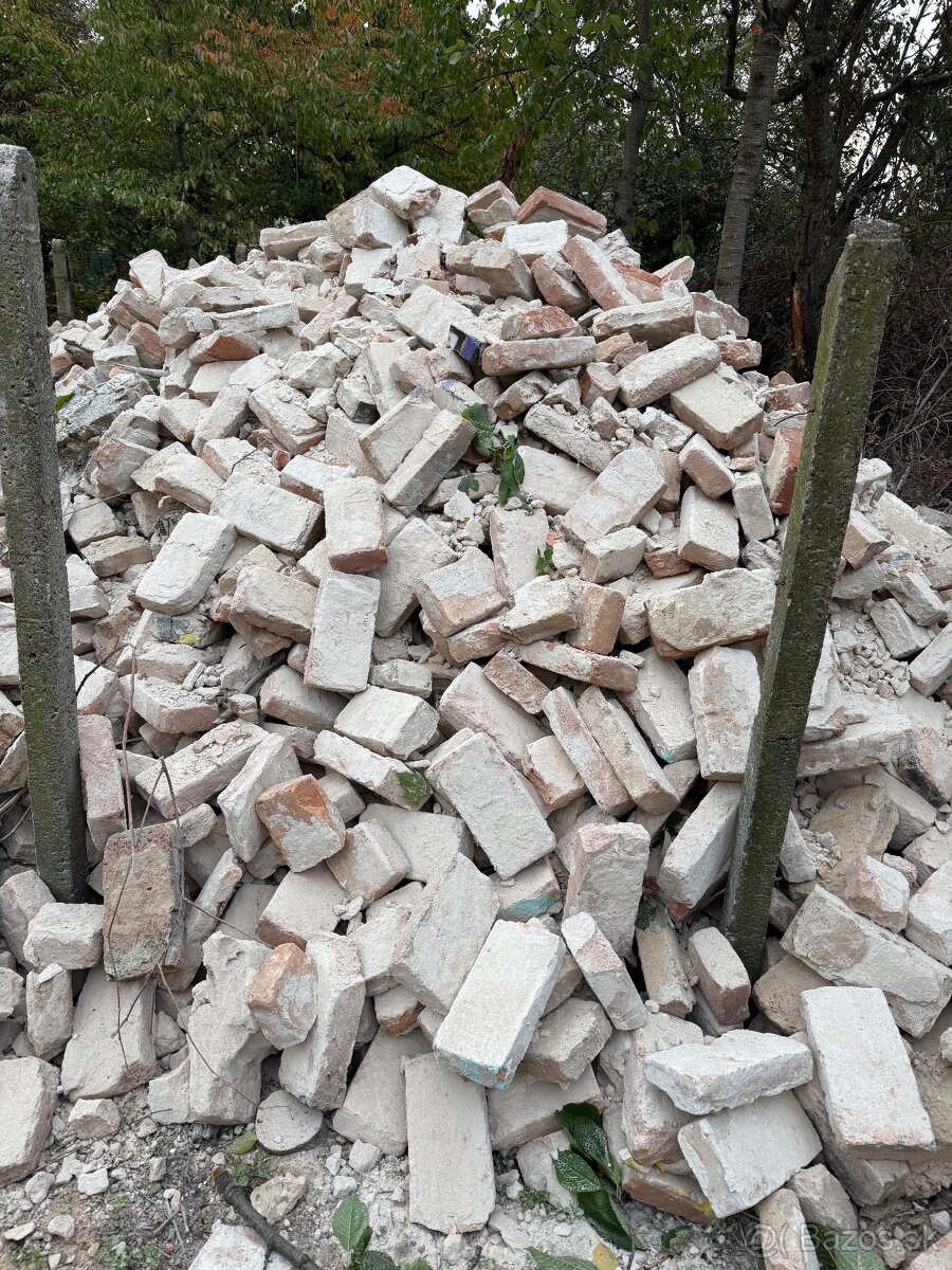 Darujem za odvoz starú kvalitnú tehlu.
