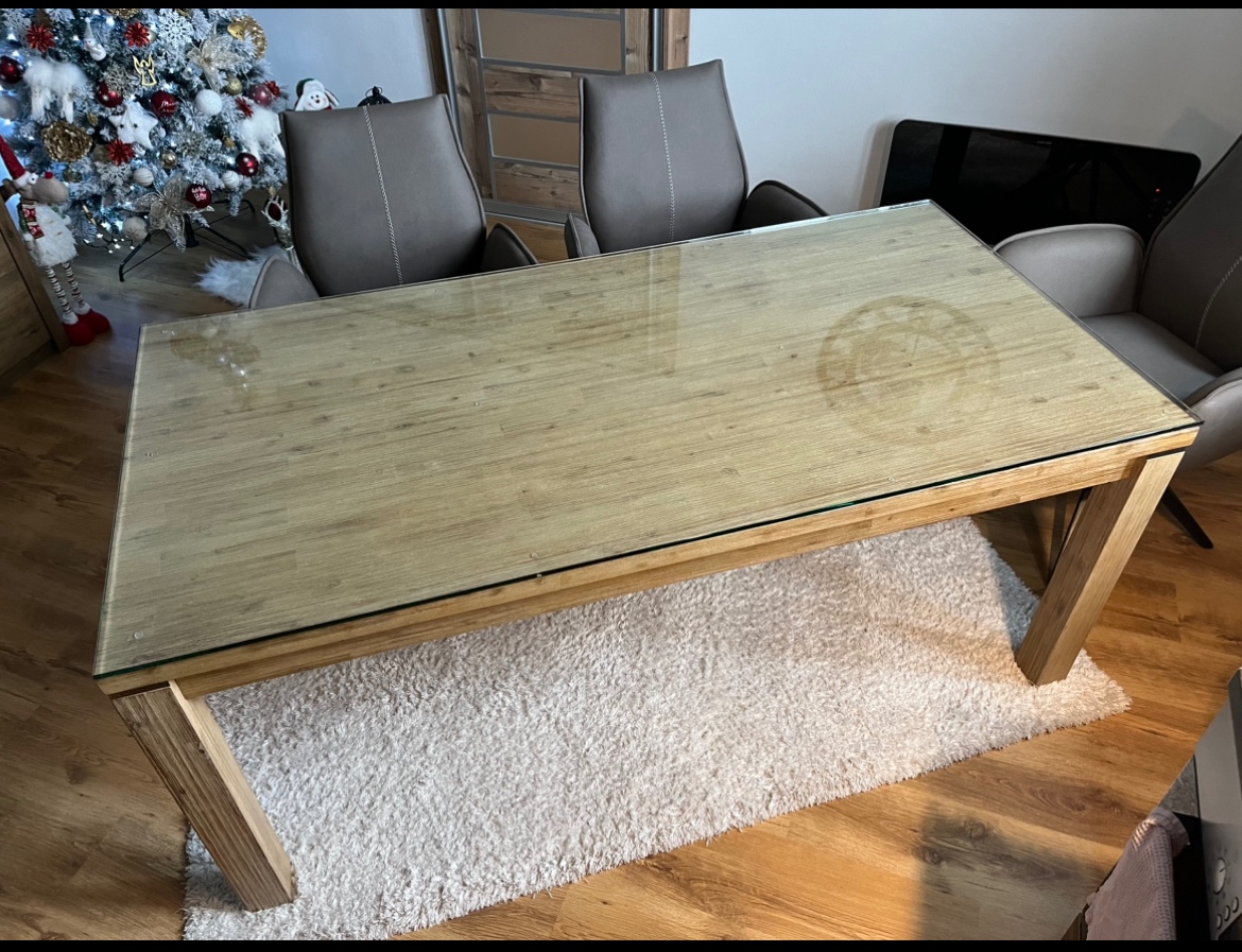 Krásny mohutný jedálenský stôl