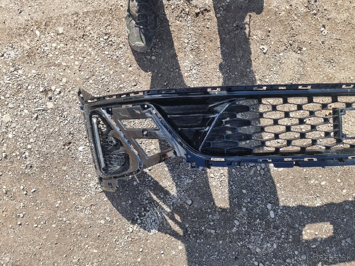 Kia ceed stredová mriežka naraznika predná