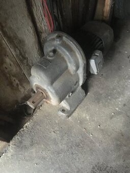 Motor s prevodovkou