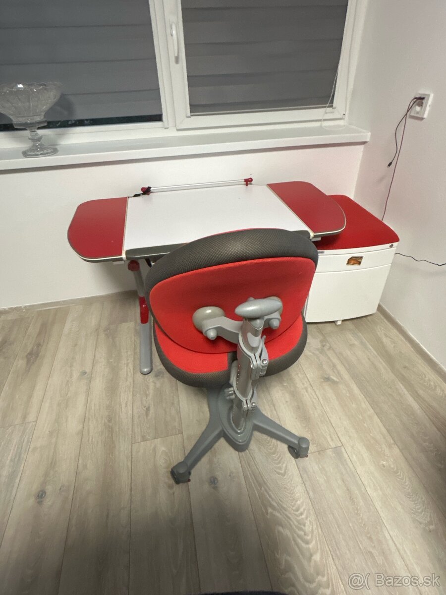detský písaci stôl a detská stolička kolečkách