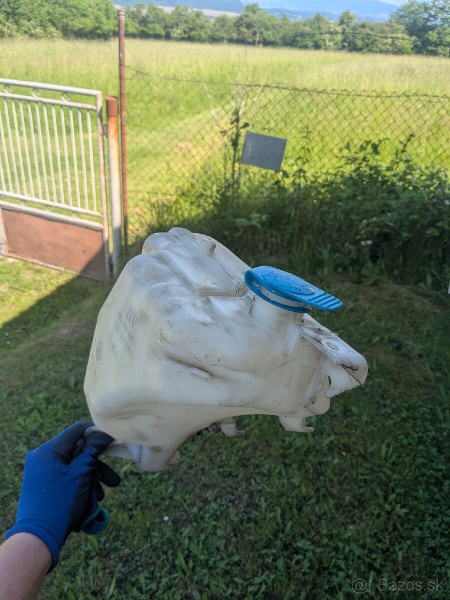 Nádrž vody do ostrekovačov