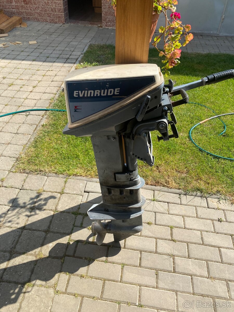 Predam lodný motor evinrude