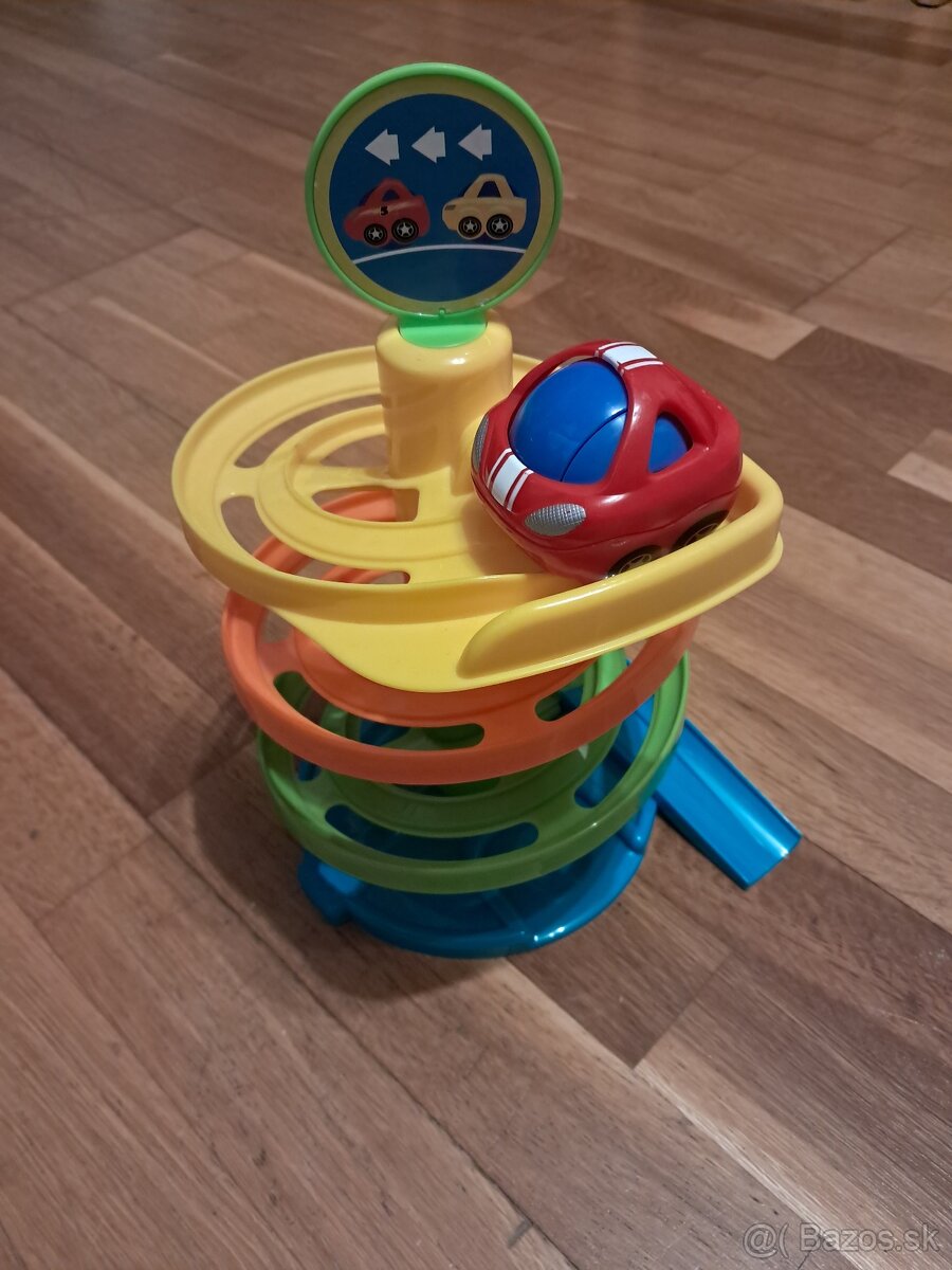 Detské parkovisko - spúšťanie autíčka
