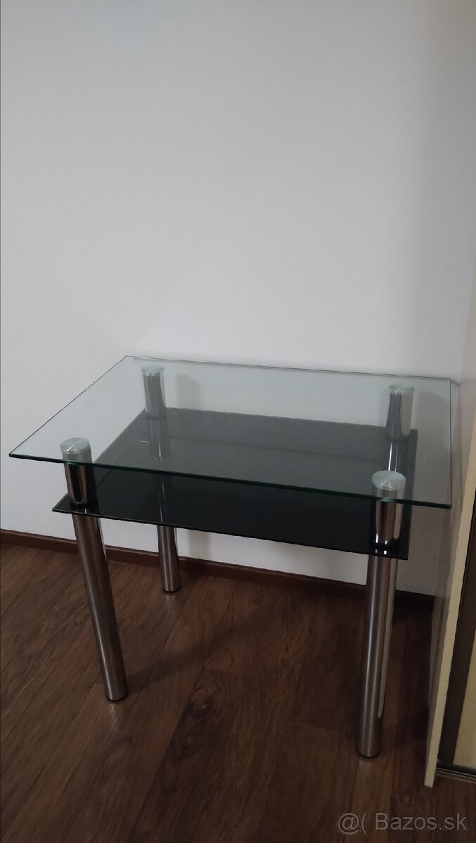 Sklenený stolík